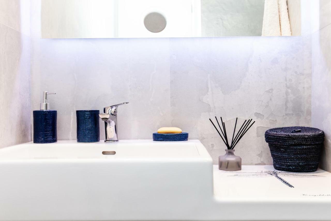Sweet Suite Flora In Vouliagmeni เอเธนส์ ภายนอก รูปภาพ